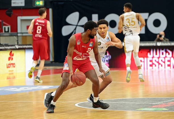 09 05 2021, xovx, Basketball BBL, JobStairs Gießen 46ers Basketball Löwen Braunschweig v l Isaac Hamilton Gießen 46ers , James Robinson Basketball Löwen Braunschweig Gießen Sporthalle Gießen Ost Hessen Germany DE