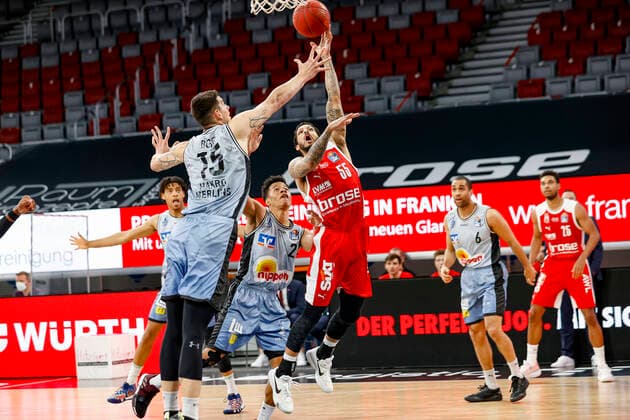 Center Tyler Larson Brose Bamberg, 55 left 15 Bogdan Radosavljevic HAKRO Merlins Crailsheim 2 v l 02 Trae Bell Haynes HAKRO Merlins Crailsheim right 06 Elias Lasisi HAKRO Merlins Crailsheim Brose Bamberg HAKRO Merlins Crailsheim easyCredit BBL Basketball Bundesliga Basketball Season 2020 21 34 Matchday, 09 05 2021 Bamberg, Brose Arena Copyright: DanielxLöb