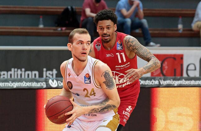 09 05 2021, xovx, Basketball BBL, JobStairs Gießen 46ers Basketball Löwen Braunschweig v l Arnas Velicka Basketball Löwen Braunschweig , Diante Garrett Gießen 46ers Gießen Sporthalle Gießen Ost Hessen Germany EN