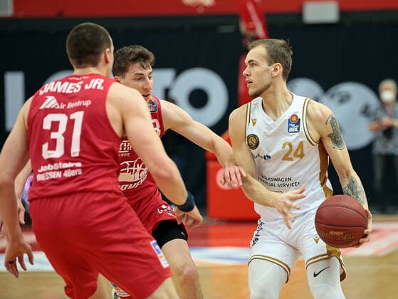 09 05 2021, xovx, Basketball BBL, JobStairs Gießen 46ers Basketball Löwen Braunschweig v l Scottie James Jr Gießen 46ers , Alen Pjanic Gießen 46ers , Arnas Velicka Basketball Löwen Braunschweig Gießen Sporthalle Gießen Ost Hessen Germany EN