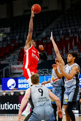left Shevon Thompson Brose Bamberg, 27 right 24 Jeremy Jones HAKRO Merlins Crailsheim Brose Bamberg HAKRO Merlins Crailsheim easyCredit BBL Basketball Bundesliga Basketball Season 2020 21 34 Matchday, 09 05 2021 Bamberg, Brose Arena Copyright: DanielxLöb