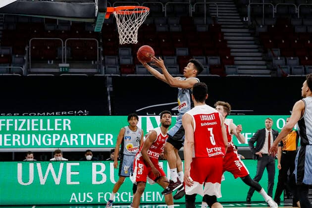 top 02 Trae Bell Haynes HAKRO Merlins Crailsheim left Kenneth Ogbe Brose Bamberg, 25 right Bennet Hundt Brose Bamberg, 33 Brose Bamberg HAKRO Merlins Crailsheim easyCredit BBL Basketball Bundesliga Basketball Season 2020 21 34 Matchday, 09 05 2021 Bamberg, Brose Arena Copyright: DanielxLöb