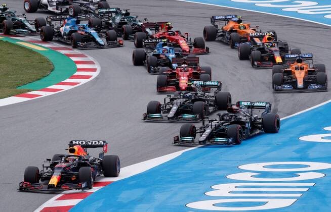 Dutch driver Max Verstappen (L) of Red Bull Team leads at the begining of the Spain s Formula One Grand Prix at Barcelona-Catalunya racetrack in Montmelo, Barcelona, nort-eastern Spain, 09 May 2021. Third round of free sessions !ACHTUNG: NUR REDAKTIONELLE NUTZUNG!  Copyright: xAlejandroxGarcíax GRAFCAT2892 20210509-637561703935043757