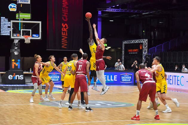 Chemnitz, Germany 09 May 2021 1 BBL 2020 2021 Niners Chemnitz vs Alba Berlin throw-in v li Christ Koumadje Berlin and Jonas Richter Chemnitz Fair Chemnitz Saxony Copyright: xFotostandx xDostmannx