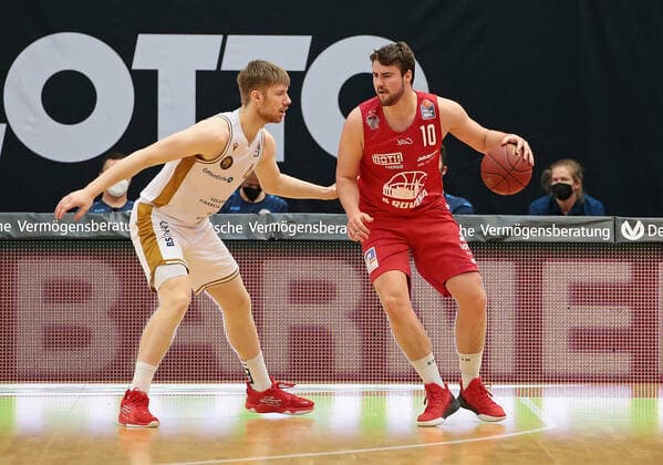 09 05 2021, xovx, Basketball BBL, JobStairs Gießen 46ers Basketball Löwen Braunschweig v l Luc van Slooten Basketball Löwen Braunschweig , Tim Uhlemann Gießen 46ers Gießen Sporthalle Gießen Ost Hessen Germany EN