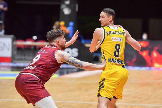 Chemnitz, Germany 09 May 2021 1 BBL 2020 2021 Niners Chemnitz vs Alba Berlin v li in duel Dominique Johnson Chemnitz and Marcus Eriksson Berlin Messe Chemnitz Saxony Copyright: xFotostandx xDostmannx