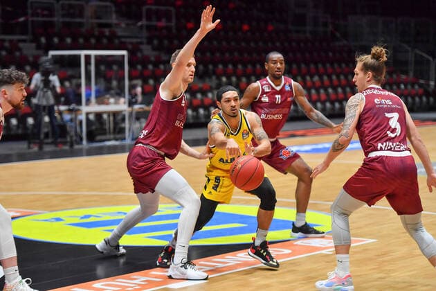 Chemnitz, Germany 09 May 2021 1 BBL 2020 2021 Niners Chemnitz vs Alba Berlin v li in duel Jonas Richter Chemnitz and Peyton Siva Berlin Messe Chemnitz Sachsen Copyright: xFotostandx xDostmannx