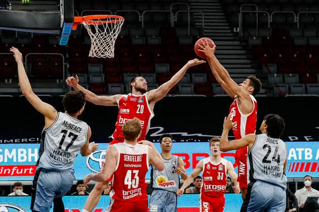 left Chase Fieler Brose Bamberg, 20 right Kenneth Ogbe Brose Bamberg, 25 Brose Bamberg HAKRO Merlins Crailsheim easyCredit BBL Basketball Bundesliga Basketball Season 2020 21 34 Matchday, 09 05 2021 Bamberg, Brose Arena Copyright: DanielxLöb