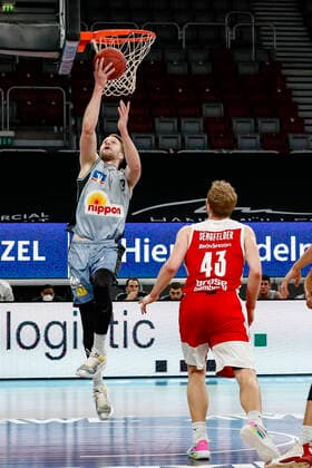 left 09 Fabian Bleck HAKRO Merlins Crailsheim right Christian Sengfelder Brose Bamberg, 43 Brose Bamberg HAKRO Merlins Crailsheim easyCredit BBL Basketball Bundesliga Basketball Season 2020 21 34 Matchday, 09 05 2021 Bamberg, Brose Arena Copyright: DanielxLöb