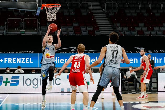 left 09 Fabian Bleck HAKRO Merlins Crailsheim center Christian Sengfelder Brose Bamberg, 43 right 17 Jamuni McNease HAKRO Merlins Crailsheim Brose Bamberg HAKRO Merlins Crailsheim easyCredit BBL Basketball Bundesliga Basketball Season 2020 21 34 Matchday, 09 05 2021 Bamberg, Brose Arena Copyright: DanielxLöb