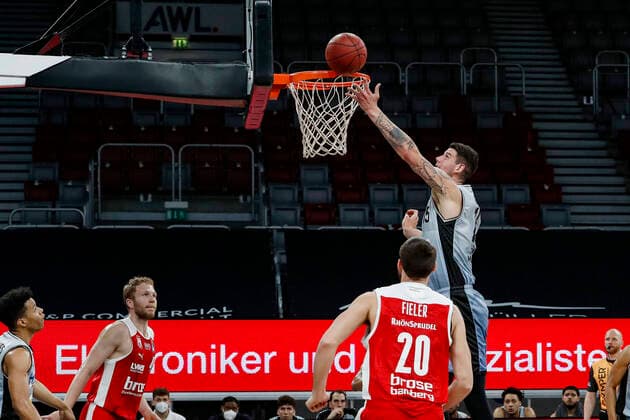 top 15 Bogdan Radosavljevic HAKRO Merlins Crailsheim left Christian Sengfelder Brose Bamberg, 43 right Chase Fieler Brose Bamberg, 20 Brose Bamberg HAKRO Merlins Crailsheim easyCredit BBL Basketball Bundesliga Basketball Season 2020 21 34 Matchday, 09 05 2021 Bamberg, Brose Arena Copyright: DanielxLöb