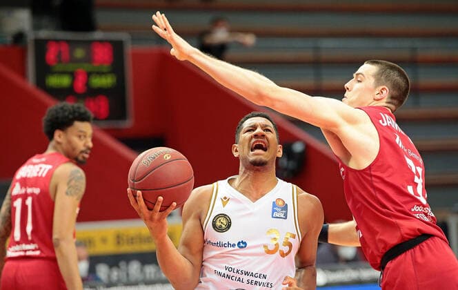 09 05 2021, xovx, Basketball BBL, JobStairs Giessen 46ers Basketball Löwen Braunschweig v l Diante Garrett Giessen 46ers , Karim Jallow Basketball Löwen Braunschweig , Scottie James Jr Giessen 46ers Giessen Sporthalle Giessen Ost Hessen Germany EN