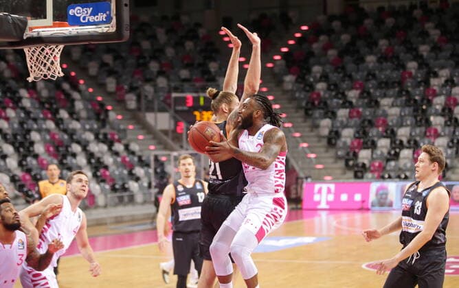 Xavier Pollard Telekom Baskets Bonn vs Dylan Osetkowski ratiopharm Ulm easyCredit BBL 1 Bundesliga , Season 2020 2021 , Matchday 34