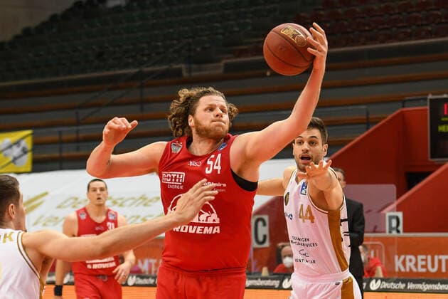 John Bryant, Benedikt Turudic 34 matchday, Basketball Bundesliga, Basketball season 2020 2021, Germany, easyCredit BBL, Germany, Giessen 46ers, giessen red, men, Jobstairs GIESSEN 46ers Basketball Lions Braunschweig, men, Braunschweig in white