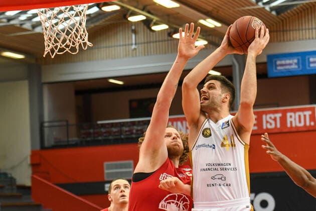 John Bryant, Benedikt Turudic 34 matchday, Basketball Bundesliga, Basketball season 2020 2021, Germany, easyCredit BBL, Germany, Giessen 46ers, giessen red, men, Jobstairs GIESSEN 46ers Basketball Lions Braunschweig, men, Braunschweig in white