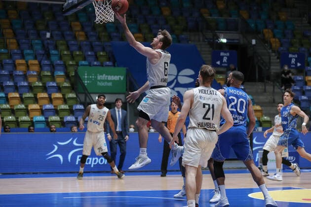 Rich Osaro Jürgen, Hamburg Towers, 6 , Moore Rasheed, Fraport Skyliners, 20 ,Hollatz Justus, Hamburg Towers, 21 , , GER, Basketball,Fraport Skyliners EWE Baskets Oldenburg, 02 05 2021, Frankfurt. Copyright: xEibner-Pressefoto UlrichxScherbaumx EP_usm