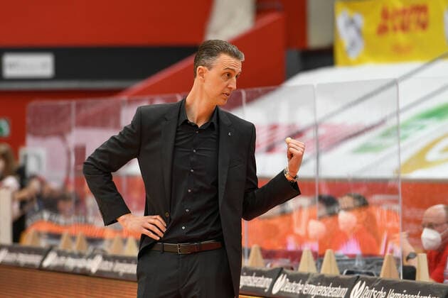 Pete Strobel, Coach Braunschweig 34 Spieltag, Basketball Bundesliga, Basketball season 2020 2021, Germany, easyCredit BBL, Germany, Giessen 46ers, giessen red, men, Jobstairs GIESSEN 46ers Basketball Lions Braunschweig, men, Braunschweig in white