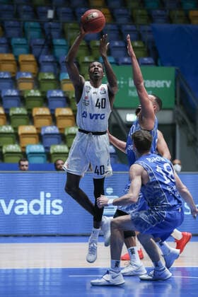 Cuthbertson Zac, Hamburg Towers, 40 , Rahon Joe, Fraport Skyliners, 18 , , GER, Basketball,Fraport Skyliners EWE Baskets Oldenburg, 02 05 2021, Frankfurt. Copyright: xEibner-Pressefoto UlrichxScherbaumx EP_usm