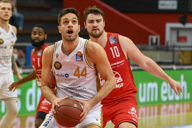 Benedikt Turudic, Tim Uhlemann 34 Spieltag, Basketball Bundesliga, Basketball season 2020 2021, Germany, easyCredit BBL, Germany, Giessen 46ers, giessen red, men, Jobstairs GIESSEN 46ers Basketball Lions Braunschweig, men, Braunschweig in white