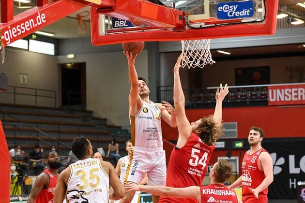 Benedikt Turudic, John BryantF 34 matchday, Basketball Bundesliga, Basketball season 2020 2021, Germany, easyCredit BBL, Germany, Giessen 46ers, giessen red, men, Jobstairs GIESSEN 46ers Basketball Lions Braunschweig, men, Braunschweig in white