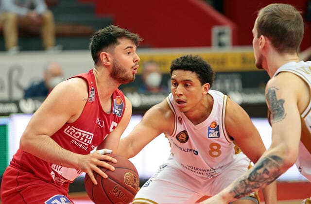 09 05 2021, xovx, Basketball BBL, JobStairs Gießen 46ers Basketball Löwen Braunschweig v l Tim Köpple Gießen 46ers , James Robinson Basketball Löwen Braunschweig , Arnas Velicka Basketball Löwen Braunschweig Gießen Sporthalle Gießen Ost Hessen Germany EN