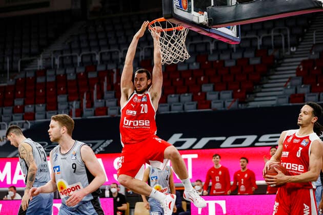 left Chase Fieler Brose Bamberg, 20 right Dominic Lockhart Brose Bamberg, 03 Brose Bamberg HAKRO Merlins Crailsheim easyCredit BBL Basketball Bundesliga Basketball Season 2020 21 34 Matchday, 09 05 2021 Bamberg, Brose Arena Copyright: DanielxLöb