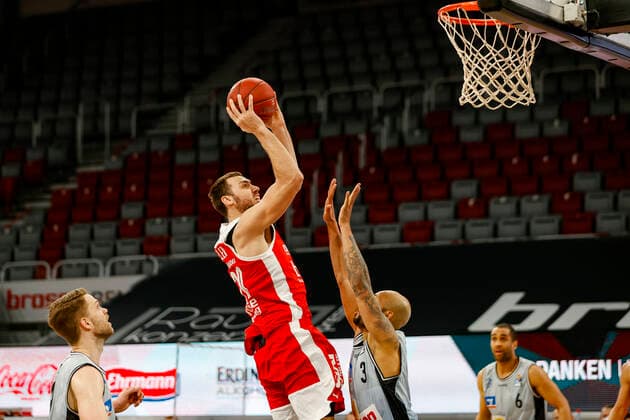 left Chase Fieler Brose Bamberg, 20 right 03 Marice Stuckey HAKRO Merlins Crailsheim Brose Bamberg HAKRO Merlins Crailsheim easyCredit BBL Basketball Bundesliga Basketball Season 2020 21 34 Matchday, 09 05 2021 Bamberg, Brose Arena Copyright: DanielxLöb