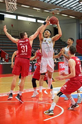 09 05 2021, xovx, Basketball BBL, JobStairs Giessen 46ers Basketball Lions Braunschweig v l Scottie James Jr Giessen 46ers , Bjarne Kraushaar Giessen 46ers , Gavin Schilling Basketball Lions Braunschweig , Karim Jallow Basketball Lions Braunschweig , Alen Pjanic Giessen 46ers Giessen Sporthalle Giessen Ost Hessen Germany EN
