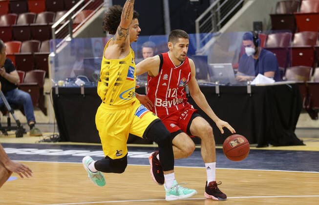 Ludwigsburg , Basketball easyCredit BBL Bundesliga , MHP RIESEN Ludwigsburg vs Bayern Munich , from left Jonah Radebaugh Giants Diego Flaccadori Bayern