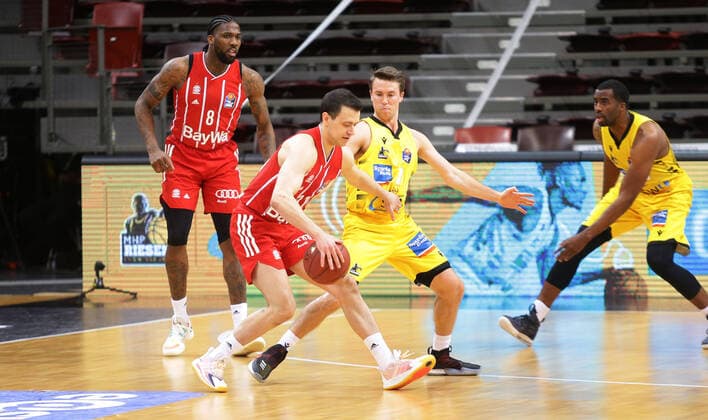 Ludwigsburg , Basketball easyCredit BBL Bundesliga , MHP RIESEN Ludwigsburg vs Bayern Munich , from left Zan Sisko Bayern Jordan Hulls Riesen