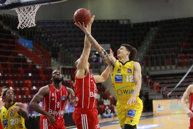 Ludwigsburg , Basketball easyCredit BBL Bundesliga , MHP RIESEN Ludwigsburg vs Bayern Munich , from left Robin Amaize Bayern Jonah Radebaugh Giants