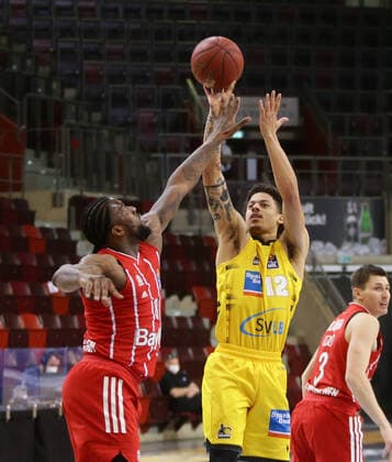 Ludwigsburg , Basketball easyCredit BBL Bundesliga , MHP RIESEN Ludwigsburg vs Bayern Munich , from left Jalen Reynolds Bayern Jonah Radebaugh Giants