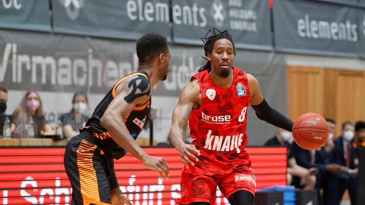 09 05 2021, Basketball, BBL 2020 2021, 34 matchday, s Oliver Wuerzburg RASTA Vechta, GER, Wuerzburg, s Oliver Arena, picture from left Josh Young Rasta Vechta and Robert Lowery s Oliver Wuerzburg Copyright: HMBxMedia xHeikoxBecker