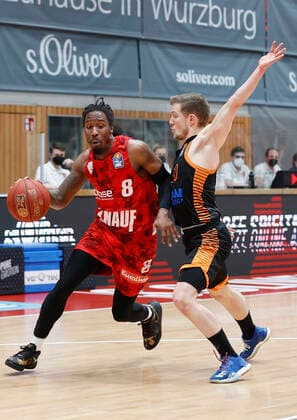 09 05 2021, Basketball, BBL 2020 2021, 34 matchday, s Oliver Wuerzburg RASTA Vechta, GER, Wuerzburg, s Oliver Arena, picture from left Robert Lowery s Oliver Wuerzburg and Jannes Hundt Rasta Vechta Copyright: HMBxMedia xHeikoxBecker