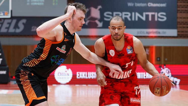 09 05 2021, Basketball, BBL 2020 2021, 34 matchday, s Oliver Wuerzburg RASTA Vechta, GER, Wuerzburg, s Oliver Arena, picture from left Philipp Herkenhoff Rasta Vechta and Alex King s Oliver Wuerzburg Copyright: HMBxMedia xHeikoxBecker