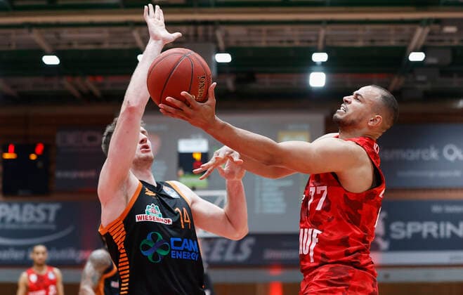 09 05 2021, Basketball, BBL 2020 2021, 34 matchday, s Oliver Wuerzburg RASTA Vechta, GER, Wuerzburg, s Oliver Arena, picture from left Philipp Herkenhoff Rasta Vechta and Alex King s Oliver Wuerzburg Copyright: HMBxMedia xHeikoxBecker