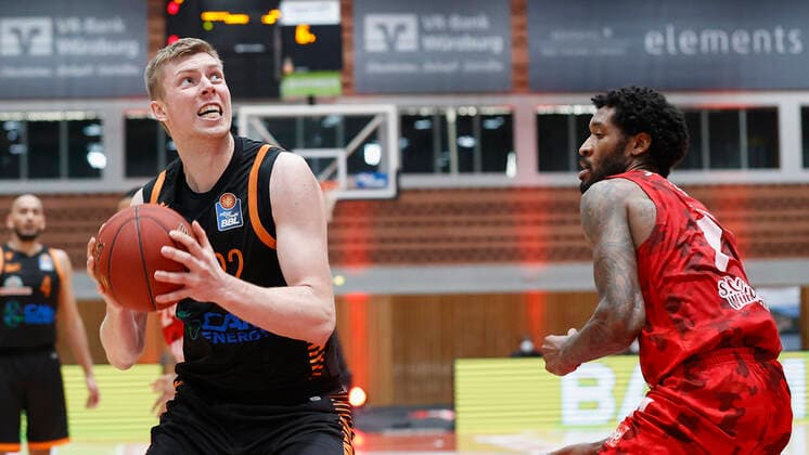 09 05 2021, Basketball, BBL 2020 2021, 34 matchday, s Oliver Wuerzburg RASTA Vechta, GER, Wuerzburg, s Oliver Arena, picture from left Bjoern Rohwer Rasta Vechta and Perry Jones III s Oliver Wuerzburg Copyright: HMBxMedia xHeikoxBecker