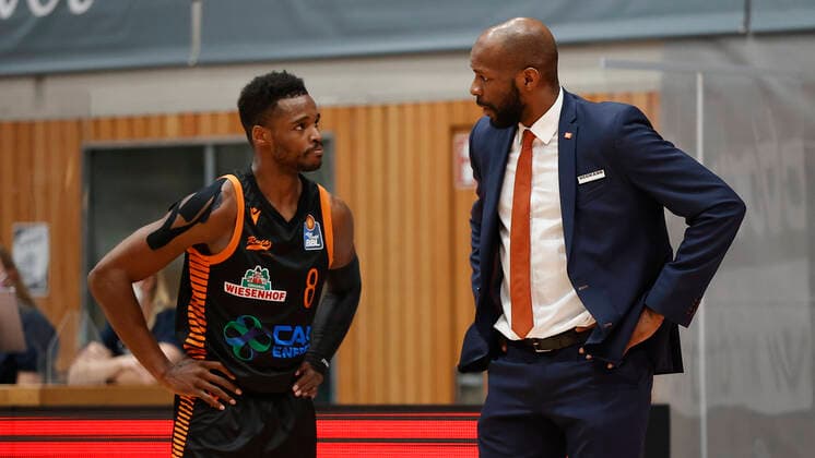 09 05 2021, Basketball, BBL 2020 2021, 34 matchday, s Oliver Wuerzburg RASTA Vechta, GER, Wuerzburg, s Oliver Arena, picture from left Josh Young Rasta Vechta and Headcoach Derrick Allen Rasta Vechta Copyright: HMBxMedia xHeikoxBecker