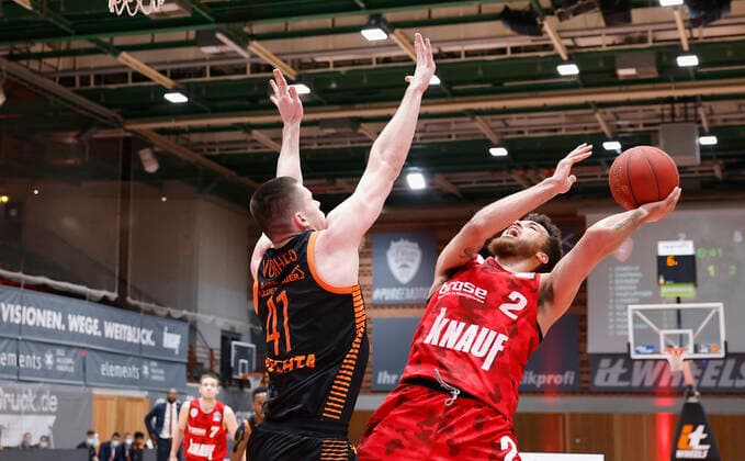 09 05 2021, Basketball, BBL 2020 2021, 34 matchday, s Oliver Wuerzburg RASTA Vechta, GER, Wuerzburg, s Oliver Arena, picture from left Will Vorhees Rasta Vechta and Brekkott Chapman s Oliver Wuerzburg Copyright: HMBxMedia xHeikoxBecker