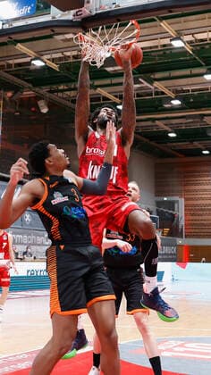 09 05 2021, Basketball, BBL 2020 2021, 34 matchday, s Oliver Wuerzburg RASTA Vechta, GER, Wuerzburg, s Oliver Arena, picture from left Sha Markus Kennedy Rasta Vechta , Perry Jones III s Oliver Wuerzburg und Robin Christen Rasta Vechta Copyright: HMBxMedia xHeikoxBecker