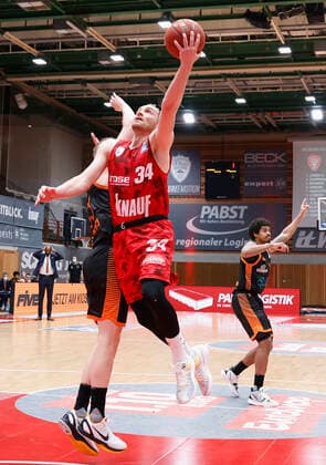09 05 2021, Basketball, BBL 2020 2021, 34 matchday, s Oliver Wuerzburg RASTA Vechta, GER, Wuerzburg, s Oliver Arena, picture from left Robin Christen Rasta Vechta and Felix Hoffmann s Oliver Wuerzburg Copyright: HMBxMedia xHeikoxBecker