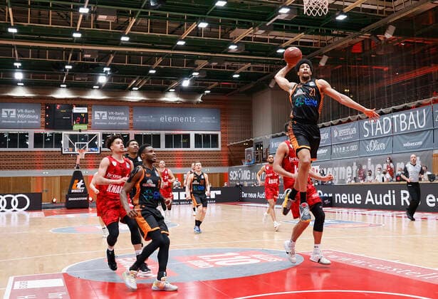 09 05 2021, Basketball, BBL 2020 2021, 34 matchday, s Oliver Wuerzburg RASTA Vechta, GER, Wuerzburg, s Oliver Arena, picture from left Jordan Barnett Rasta Vechta Copyright: HMBxMedia xHeikoxBecker