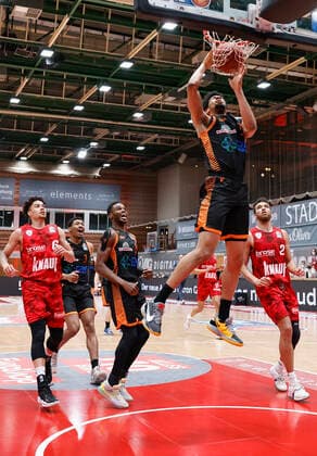09 05 2021, Basketball, BBL 2020 2021, 34 matchday, s Oliver Wuerzburg RASTA Vechta, GER, Wuerzburg, s Oliver Arena, picture from left Jordan Barnett Rasta Vechta Copyright: HMBxMedia xHeikoxBecker