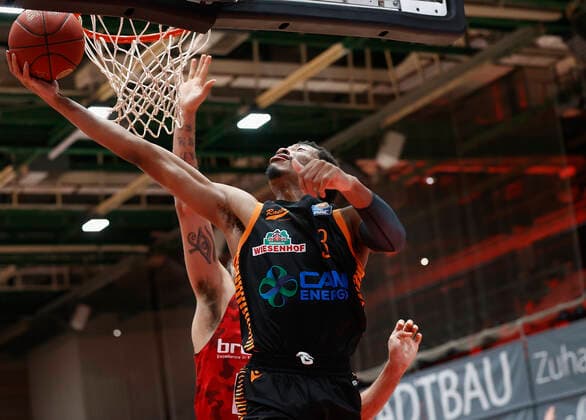 09 05 2021, Basketball, BBL 2020 2021, 34 matchday, s Oliver Wuerzburg RASTA Vechta, GER, Wuerzburg, s Oliver Arena, picture from left Brekkott Chapman s Oliver Wuerzburg and Sha Markus Kennedy Rasta Vechta. Copyright: HMBxMedia xHeikoxBecker