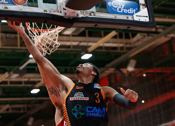 09 05 2021, Basketball, BBL 2020 2021, 34 matchday, s Oliver Wuerzburg RASTA Vechta, GER, Wuerzburg, s Oliver Arena, picture from left Brekkott Chapman s Oliver Wuerzburg and Sha Markus Kennedy Rasta Vechta. Copyright: HMBxMedia xHeikoxBecker