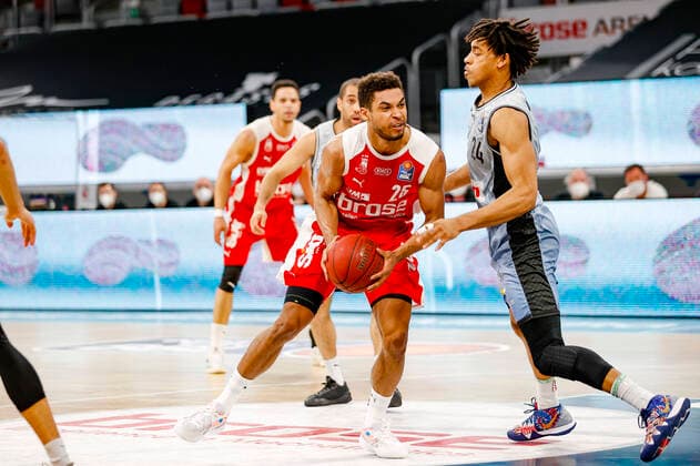 left Kenneth Ogbe Brose Bamberg, 25 right 24 Jeremy Jones HAKRO Merlins Crailsheim Brose Bamberg HAKRO Merlins Crailsheim easyCredit BBL Basketball Bundesliga Basketball Season 2020 21 34 Matchday, 09 05 2021 Bamberg, Brose Arena Copyright: DanielxLöb