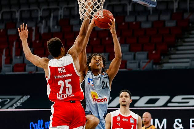 left Kenneth Ogbe Brose Bamberg, 25 center 24 Jeremy Jones HAKRO Merlins Crailsheim right Dominic Lockhart Brose Bamberg, 03 Brose Bamberg HAKRO Merlins Crailsheim easyCredit BBL Basketball Bundesliga Basketball Season 2020 21 34 Matchday, 09 05 2021 Bamberg, Brose Arena Copyright: DanielxLöb