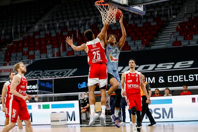 left Kenneth Ogbe Brose Bamberg, 25 center 24 Jeremy Jones HAKRO Merlins Crailsheim right Dominic Lockhart Brose Bamberg, 03 Brose Bamberg HAKRO Merlins Crailsheim easyCredit BBL Basketball Bundesliga Basketball Season 2020 21 34 Matchday, 09 05 2021 Bamberg, Brose Arena Copyright: DanielxLöb