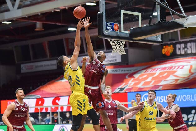 Chemnitz, Germany 09 May 2021 1 BBL 2020 2021 Niners Chemnitz vs Alba Berlin v li in duel Johannes Thiemann Berlin and Isiaha Mike Chemnitz Fair Chemnitz Saxony Copyright: xFotostandx xDostmannx