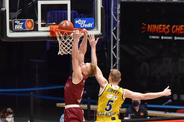 Chemnitz, Germany 09 May 2021 1 BBL 2020 2021 Niners Chemnitz vs Alba Berlin v li in the duel Luis Figge Chemnitz at the basket and Niels Giffey Berlin fair Chemnitz Saxony Copyright: xFotostandx xDostmannx